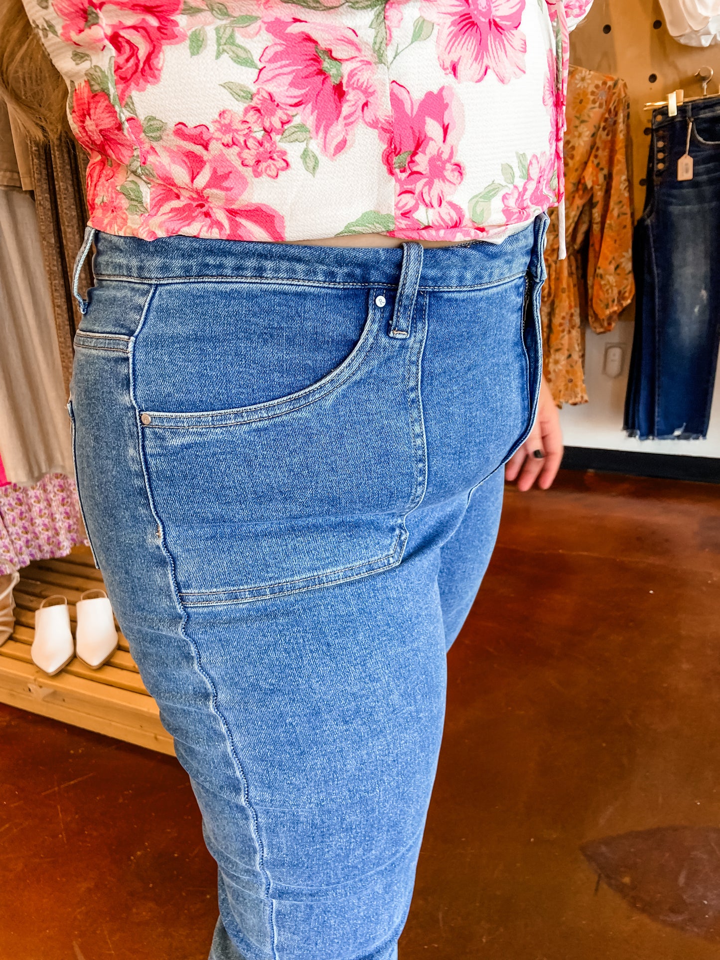 HIGH RISE FRONT PATCH POCKET ANKLE FLARE JEANS